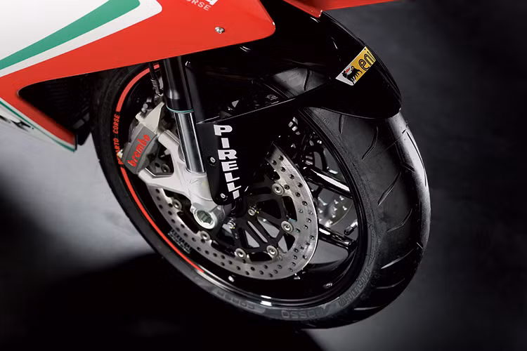 Trái tim của xe là khối động cơ 3 xylanh, dung tích 798cc, làm mát bằng dung dịch, sản sinh công suất 153 mã lực tại tua máy 13.250 vòng/phút và mômen xoắn cực đại 88 Nm tại tua máy 10.600 vòng/phút.