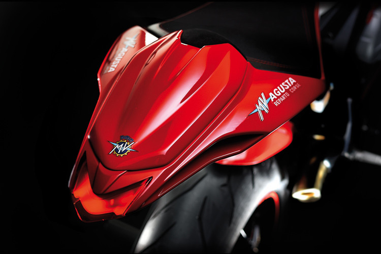 Bên cạnh đó là trang bị ốp yên solo bằng sợi thủy tinh, pad biển số của xe mang phong cách thể thao đậm chất xe môtô đua, đi kèm là vải trùm xe đặc biệt, chân chống nâng càng sau và chứng chỉ phiên bản giới hạn.