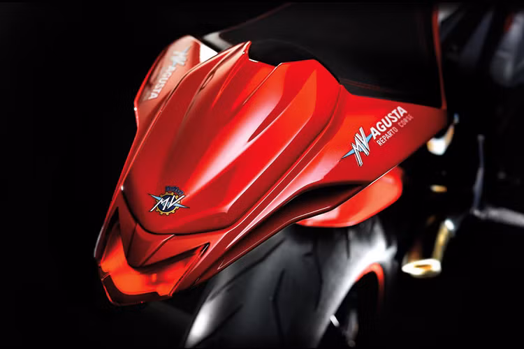 Bên cạnh đó là trang bị ốp yên solo bằng sợi thủy tinh, pad biển số của xe mang phong cách thể thao đậm chất xe môtô đua, đi kèm là vải trùm xe đặc biệt, chân chống nâng càng sau và chứng chỉ phiên bản giới hạn.