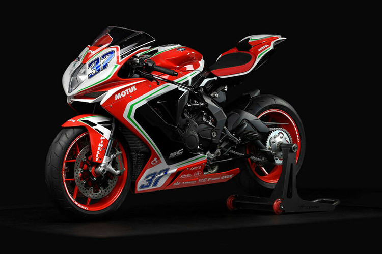 MV Agusta F3 RC bản giới hạn này còn được trang bị hệ thống ống xả SC Project bằng titan và sợi carbon, bản map ECU Racing để phù hợp với ống xả độ, ốp viền gương chiếu hậu mạ nhôm, cặp tay côn và tay phanh, bộ gác chân được làm bằng nhôm phay CNC.