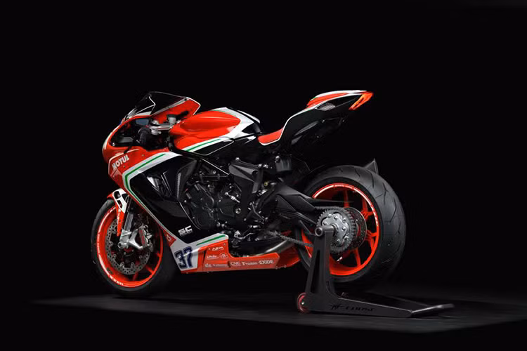 Có thể thấy rằng sức mạnh của MV Agusta F3 RC cao hơn so với phiên bản thường nhờ các trang bị bổ sung của gói nâng cấp Racing Kit.