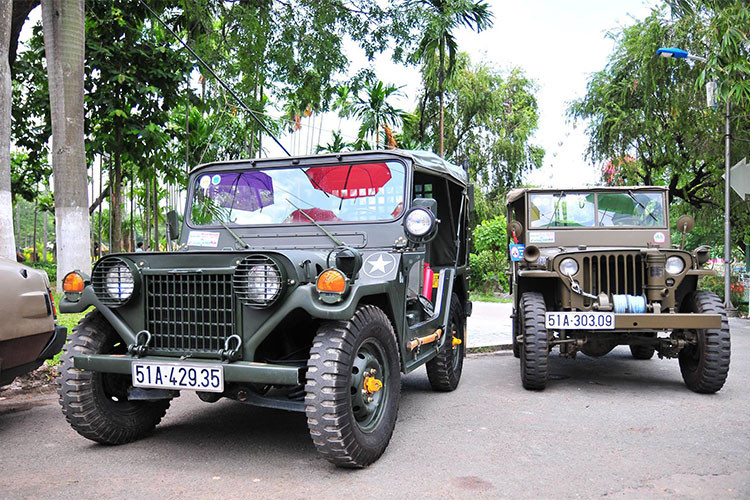 Jeep là thương hiệu thuộc về nhà sản xuất Chrysler Motor, một trong ba trụ cột của ngành công nghiệp xe hơi Mỹ. Là dòng xe quân sự được nhiều người biết đến trong thế chiến thứ II, hiện xe Jeep được nhiều người chơi xe cổ tại Việt Nam sử dụng bởi độ bền, khoẻ và có thể off-road.