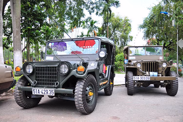 Jeep là thương hiệu thuộc về nhà sản xuất Chrysler Motor, một trong ba trụ cột của ngành công nghiệp xe hơi Mỹ. Là dòng xe quân sự được nhiều người biết đến trong thế chiến thứ II, hiện xe Jeep được nhiều người chơi xe cổ tại Việt Nam sử dụng bởi độ bền, khoẻ và có thể off-road.