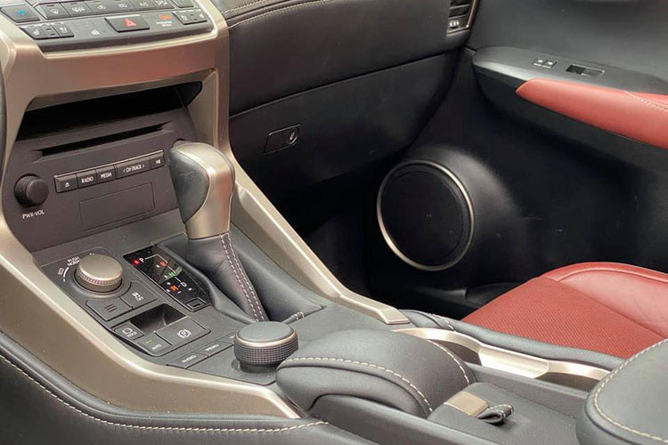 Theo công bố của nhà sản xuất, NX200t cũng được thiết lập sẵn 3 chế độ lái ECO, Normal và Sport tùy chọn thông qua núm xoay. Điểm trừ duy nhất chính là khoang hành lý không thật sự thoải mái cho các chuyến đi dài, dung tích khá hạn chế khi mặt phẳng phía dưới khoang nhô cao làm giảm bớt khả năng chứa đồ.