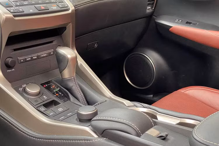 Theo công bố của nhà sản xuất, NX200t cũng được thiết lập sẵn 3 chế độ lái ECO, Normal và Sport tùy chọn thông qua núm xoay. Điểm trừ duy nhất chính là khoang hành lý không thật sự thoải mái cho các chuyến đi dài, dung tích khá hạn chế khi mặt phẳng phía dưới khoang nhô cao làm giảm bớt khả năng chứa đồ.