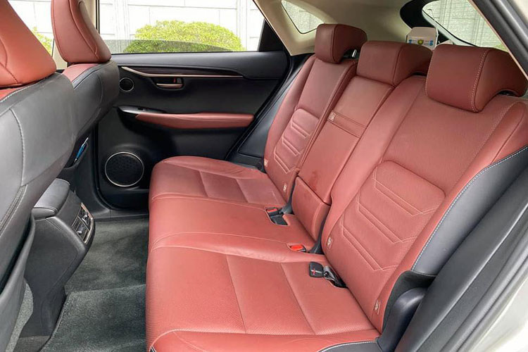 Ngoài ra xe còn có nhiều tính năng hiện đại như hệ thống âm thanh 8 loa, đèn trần với ánh sáng trắng và bật tắt bằng cảm ứng chạm, cửa sổ trời, nút bấm khởi động start/ stop, ghế người lái chỉnh điện có nhớ vị trí, cửa gió điều hoà cho hàng ghế phía sau, điều hoà tự động 2 vùng với chức năng loại bỏ bụi có kích thước bằng hạt phấn hoa, phanh tay điện tử,…