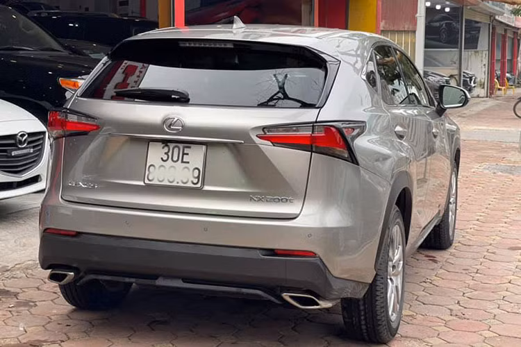 Mẫu xe sang Lexus NX200t được trang bị động cơ 2.0L tăng áp 4 xi-lanh thẳng hàng sản sinh công suất 234 mã lực tại vòng tua 4.800 - 5.600 vòng/phút, mô-men xoắn cực đại 350 Nm tại vòng tua 1.650 - 4.000 vòng/phút. Tại thị trường hiện nay, xe hiện không còn được phân phối chính hãng từ Lexus Việt Nam.