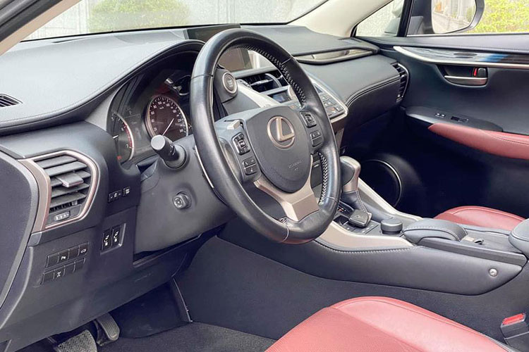 Cách thiết kế khoang cabin của NX200t thể hiện rõ xu hướng hiện đại với các nút chức năng được bố trí hướng về phía người lái. Vô lăng có đường kính nhỏ kiểu thể thao 3 chấu và có tích hợp lẫy chuyển số cho cảm giác lái thể thao. Đồng hồ thiết kế khá đơn giản nhưng tinh tế với hai vòng tròn lớn thể hiện vòng tua và hộp số, trong khi đó màn hình LCD ở giữa cung cấp khá nhiều thông tin quan trọng dành cho người lái.