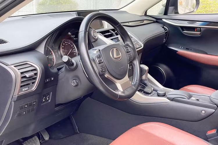 Cách thiết kế khoang cabin của NX200t thể hiện rõ xu hướng hiện đại với các nút chức năng được bố trí hướng về phía người lái. Vô lăng có đường kính nhỏ kiểu thể thao 3 chấu và có tích hợp lẫy chuyển số cho cảm giác lái thể thao. Đồng hồ thiết kế khá đơn giản nhưng tinh tế với hai vòng tròn lớn thể hiện vòng tua và hộp số, trong khi đó màn hình LCD ở giữa cung cấp khá nhiều thông tin quan trọng dành cho người lái.