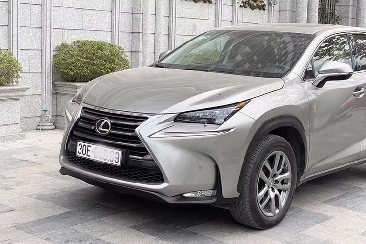 Mẫu croosover hạng sang Lexus NX được xem là nhỏ nhất được phân phối chính hãng tại Việt Nam, với kích thước tổng thể 4.630 x 1.845 x 1.645 mm (dài x rộng x cao). Chiếc xe trong bài viết này sở hữu ngoại thất màu ghi xám đẹp mắt, theo chủ nhân chào bản thì đây là phiên bản Lexus NX200T Luxury model 2015 được nhập khẩu từ Nhật Bản.