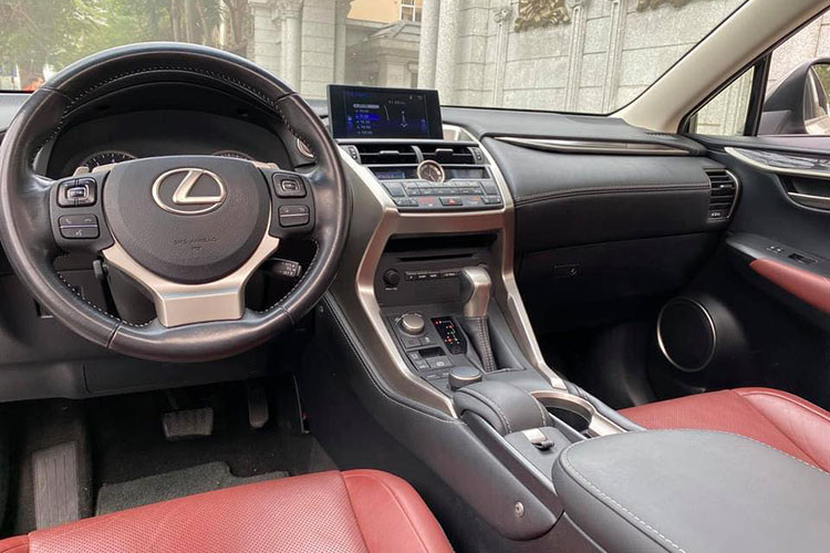 Ngoài việc sở hữu phong cách thể thao trẻ trung ở ngoại hình, Lexus NX200t cũng được hãng xe sang Nhật Bản cụ thể hoá thông qua cách bố trí khoang nội thất và đặc biệt là ở khu vực của tài xế. Nội thất chủ đạo 2 tông màu tương phản mang cảm hứng thể thao, thời trang nhưng vẫn không kém phần sang trọng.