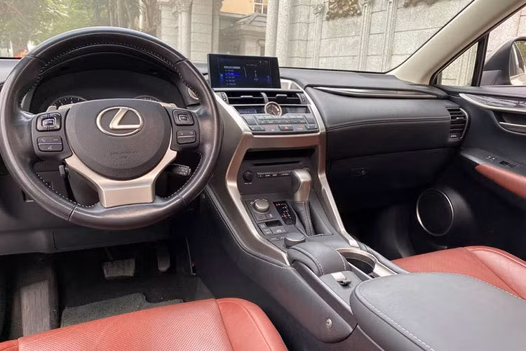 Ngoài việc sở hữu phong cách thể thao trẻ trung ở ngoại hình, Lexus NX200t cũng được hãng xe sang Nhật Bản cụ thể hoá thông qua cách bố trí khoang nội thất và đặc biệt là ở khu vực của tài xế. Nội thất chủ đạo 2 tông màu tương phản mang cảm hứng thể thao, thời trang nhưng vẫn không kém phần sang trọng.