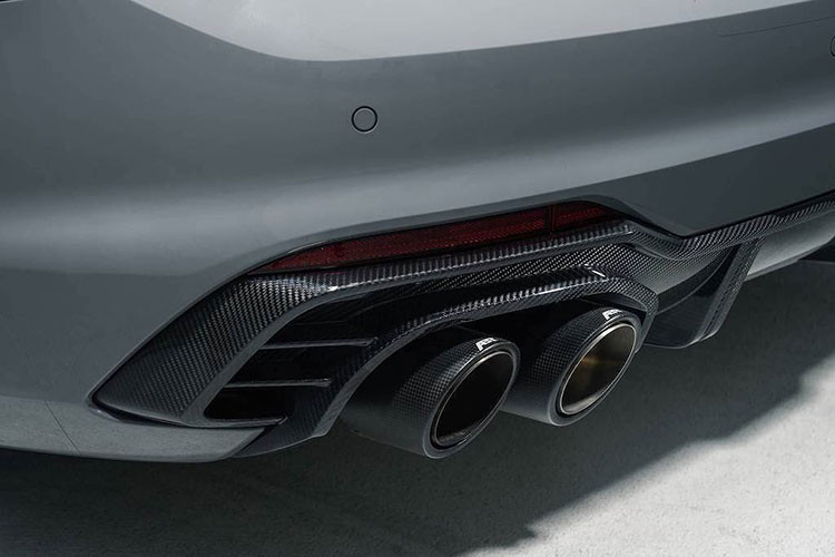 Ngoài ra ở hai bên cản trước của xe còn có các vây hướng gió - tất cả những chi tiết nêu trên đều làm từ sợi carbon. Ở trên mỗi vòm bánh trước của chiếc xe, ABT đã bổ sung cho mẫu Audi RS5 Sportback những khe gió giả để khiến dáng xe trở nên thể thao hơn.