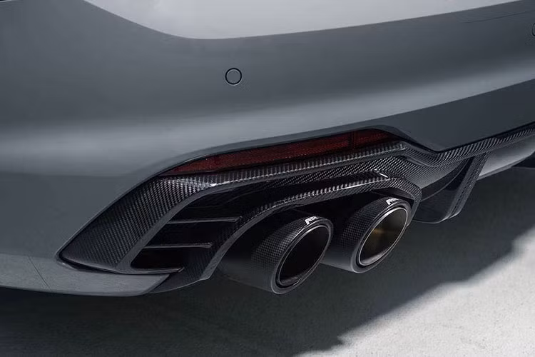 Ngoài ra ở hai bên cản trước của xe còn có các vây hướng gió - tất cả những chi tiết nêu trên đều làm từ sợi carbon. Ở trên mỗi vòm bánh trước của chiếc xe, ABT đã bổ sung cho mẫu Audi RS5 Sportback những khe gió giả để khiến dáng xe trở nên thể thao hơn.