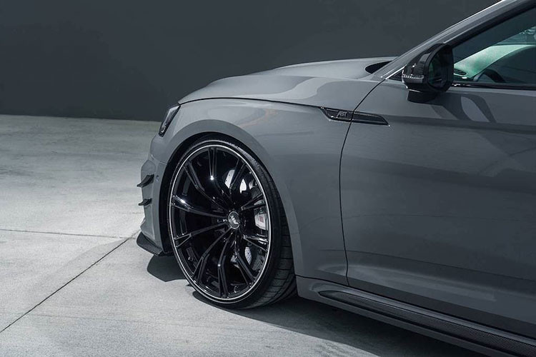 Các chi tiết khí động học khác như nẹp hai bên thân, cánh khuếch tán bên dưới cản sau và cánh đuôi dạng nẹp trên nắp khoang hành lý giúp bản độ RS5-R của ABT ổn định hơn khi chạy ở tốc độ cao và vượt qua các góc cua.