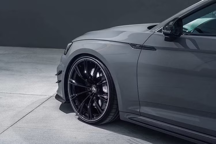 Các chi tiết khí động học khác như nẹp hai bên thân, cánh khuếch tán bên dưới cản sau và cánh đuôi dạng nẹp trên nắp khoang hành lý giúp bản độ RS5-R của ABT ổn định hơn khi chạy ở tốc độ cao và vượt qua các góc cua.