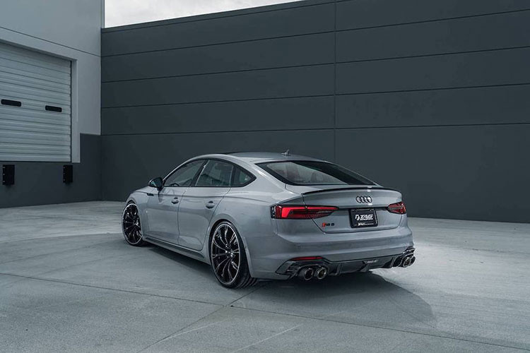 Với gói độ RS5-R, ABT đã giữ nguyên thiết kế bodykit vốn đã khá dữ dằn của RS5 Sportback, chỉ tập trung nâng cao hiệu năng khí động học bằng các chi tiết ốp mới.