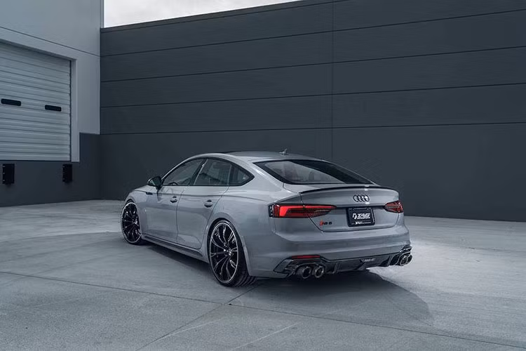 Với gói độ RS5-R, ABT đã giữ nguyên thiết kế bodykit vốn đã khá dữ dằn của RS5 Sportback, chỉ tập trung nâng cao hiệu năng khí động học bằng các chi tiết ốp mới.