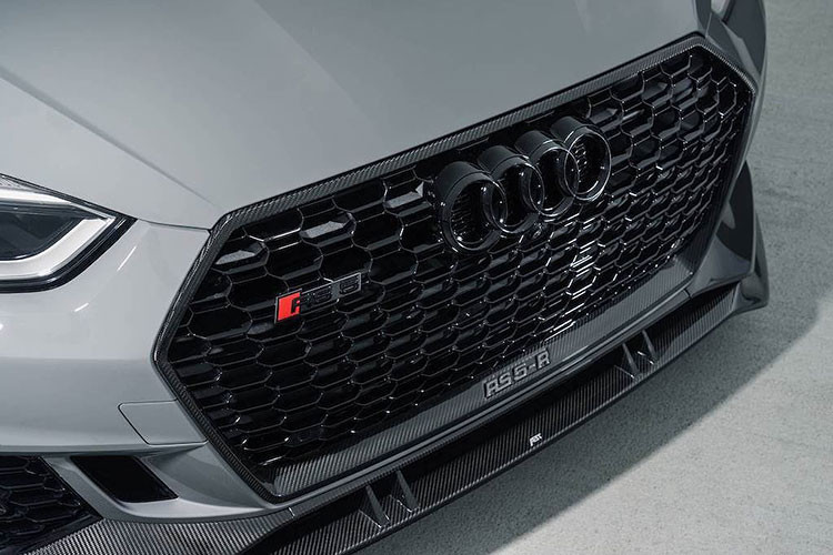 Cách tiếp cận này của hãng cũng khá giống với các phụ kiện chính hãng Audi Performance Parts - hiện mới chỉ có trên các dòng R8 và TT RS. Ở phía trước, chiếc Audi RS5 Sportback độ ABT này đã được thay thế khung lưới tản nhiệt và logo Audi mới, bên dưới là cánh khí động học ốp dưới cản.