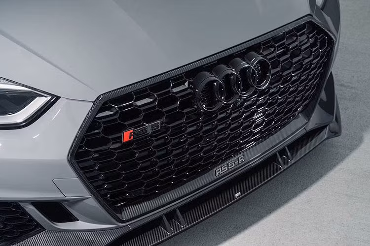 Cách tiếp cận này của hãng cũng khá giống với các phụ kiện chính hãng Audi Performance Parts - hiện mới chỉ có trên các dòng R8 và TT RS. Ở phía trước, chiếc Audi RS5 Sportback độ ABT này đã được thay thế khung lưới tản nhiệt và logo Audi mới, bên dưới là cánh khí động học ốp dưới cản.