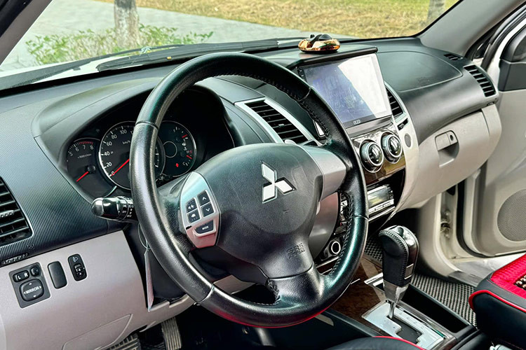 Về nội thất và tiện nghi, phiên bản máy xăng được nâng cấp đáng kể với nhiều trang bị cao cấp như: Nội thất bọc da cao cấp; Hệ thống điều hòa hai vùng với cửa gió trên trần xe; Lẫy chuyển số tích hợp trên vô lăngư; Ghế lái chỉnh điện; Đèn pha bi-xenon với tính năng điều chỉnh độ cao tự động theo tải trọng; Hệ thống rửa đèn pha tự động; Cảm biến lùi...