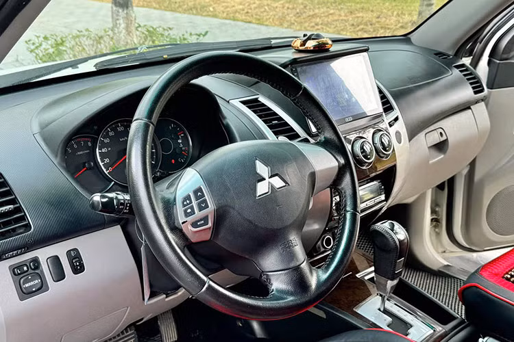 Về nội thất và tiện nghi, phiên bản máy xăng được nâng cấp đáng kể với nhiều trang bị cao cấp như: Nội thất bọc da cao cấp; Hệ thống điều hòa hai vùng với cửa gió trên trần xe; Lẫy chuyển số tích hợp trên vô lăngư; Ghế lái chỉnh điện; Đèn pha bi-xenon với tính năng điều chỉnh độ cao tự động theo tải trọng; Hệ thống rửa đèn pha tự động; Cảm biến lùi...