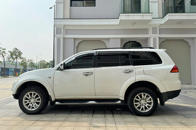 Được biết, ở thời điểm "đập hộp", giá xe Mitsubishi Pajero Sport 2013 bản 3.0 niêm yết chính hãng là 1,012 tỷ đồng. Để lăn bánh chiếc xe, người mua ban đầu sẽ phải chi trả một khoản tiền lên đến 1,2 tỷ đồng.