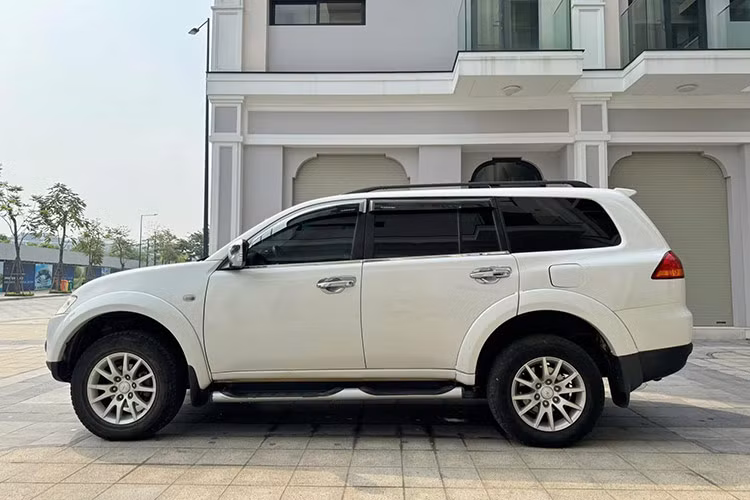 Được biết, ở thời điểm "đập hộp", giá xe Mitsubishi Pajero Sport 2013 bản 3.0 niêm yết chính hãng là 1,012 tỷ đồng. Để lăn bánh chiếc xe, người mua ban đầu sẽ phải chi trả một khoản tiền lên đến 1,2 tỷ đồng.