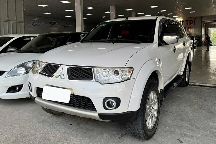 Mitsubishi Pajero Sport 2013 tại Việt Nam là một trong những mẫu SUV được ưa chuộng nhờ thiết kế mạnh mẽ, khả năng vận hành ổn định cùng trang bị tiện nghi đa dạng. Mẫu xe này tiếp tục phát huy những ưu điểm vốn có của dòng Pajero danh tiếng, đồng thời được nâng cấp nhiều tính năng mới đáng chú ý.