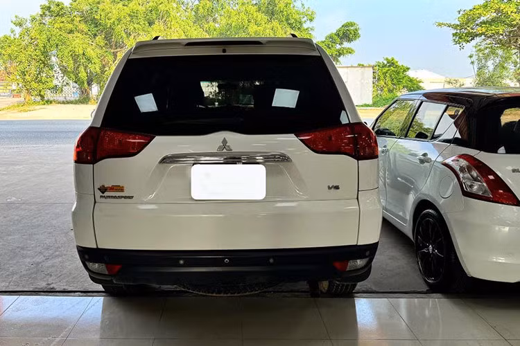 Như vậy, sau 11 năm lăn bánh, chiếc SUV Mitsubishi Pajero Sport đã mất giá khoảng 800 triệu đồng. Tuy nhiên, ở chiều ngược lại, với những ai đang tìm mua một chiếc SUV 7 chỗ và không ngại sử dụng xe cũ thì đây là một lựa chọn có thể xem xét. 