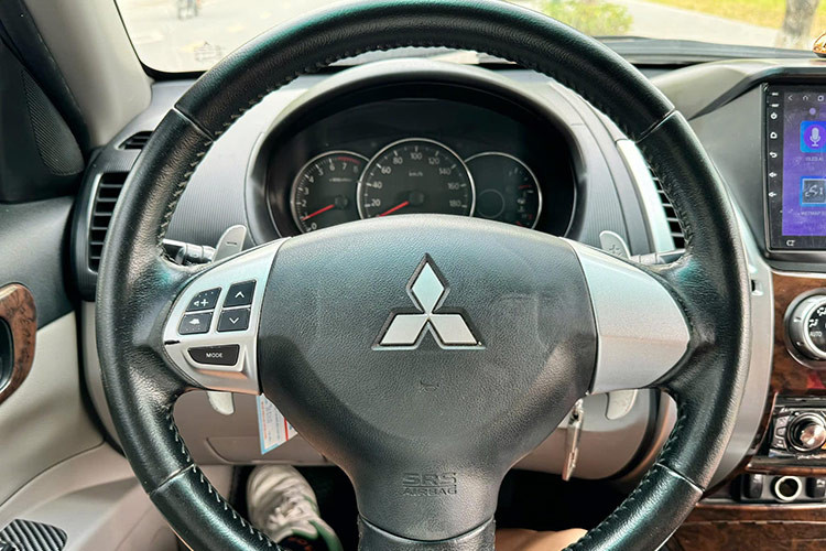 Ngoài ra, vô lăng của xe còn tích hợp điều khiển âm thanh cùng nhiều tiện ích khác... Pajero Sport 2013 nổi bật với cabin rộng rãi, đặc trưng của dòng xe SUV. Hàng ghế thứ hai được thiết kế linh hoạt với khả năng điều chỉnh vị trí và góc ngả.