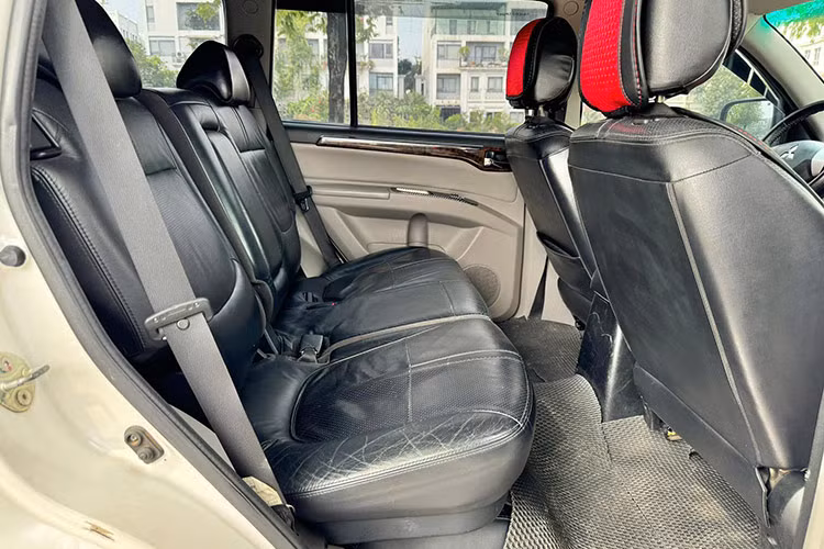 Về động cơ, phiên bản máy xăng được trang bị khối động cơ V6 3.0L Mivec thế hệ mới với công nghệ phun xăng đa điểm. Động cơ này sản sinh công suất ấn tượng 220 mã lực tại 6.250 vòng/phút và mô-men xoắn cực đại 287 Nm tại 4.000 vòng/phút. Sức mạnh được truyền đến bánh sau thông qua hộp số tự động 5 cấp.