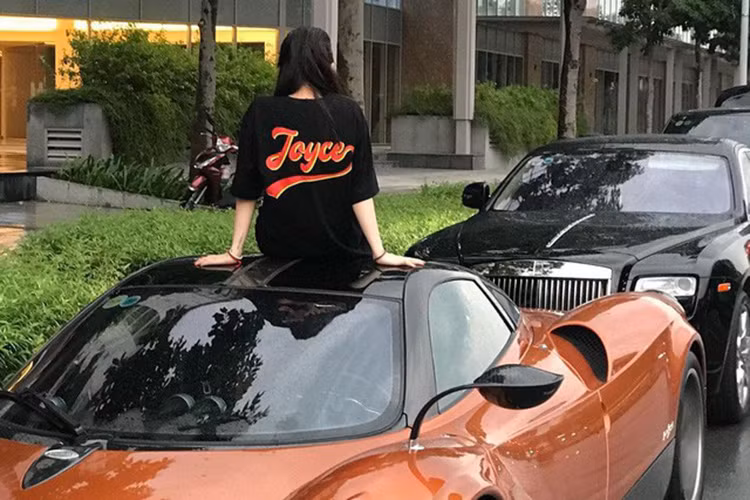 Sự nhầm lẫn này đi quá giới hạn khi một cư dân mạng gọi cô gái này là người ở của Minh Nhựa. Để giải thích sự hiểu nhầm này, con gái lớn của Minh Nhựa chia sẻ bức ảnh người bố của mình ôm từ phía sau và có dính dáng đến cả chiếc Lamborghini Urus. Quả thật, lần này cư dân mạng đã bị "hố nặng". 