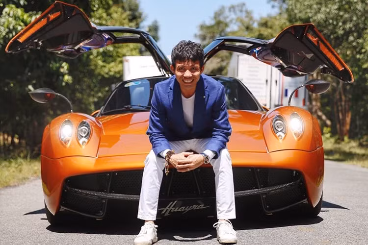 Trước 1/7/2016, giá siêu xe Pagani Huayra khi về đến Việt Nam lên đến gần 80 tỷ đồng thế nhưng đến thời điểm hiện tại, chưa rõ giá của chiếc siêu xe này sẽ tăng lên bao nhiêu khi được đại gia Minh Nhựa đưa về Việt Nam. Tuy nhiên, nếu tính ra mức giá mà đại gia siêu xe này bán ra tại thị trường Việt Nam thì nó vẫn "khá hời". 