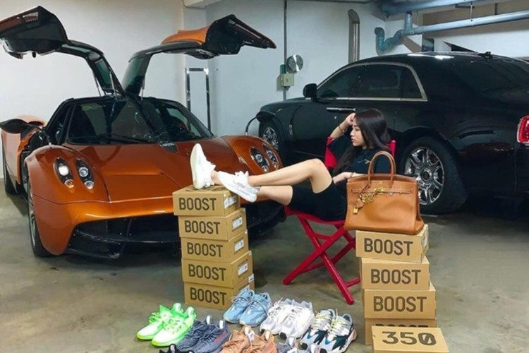 Những bức ảnh của con gái Minh Nhựa chia sẻ chụp cùng siêu xe Pagani Huayra cũng cho biết vì sao trong tuần trước, chiếc siêu xe triệu đô của doanh nhân 8X này lại tái xuất khá bất ngờ trên đường phố Sài thành. Minh Nhựa có thể từ chối khéo những người bạn đang tham dự Car Passion 2019 rằng do hành trình vận chuyển xe quá xa.