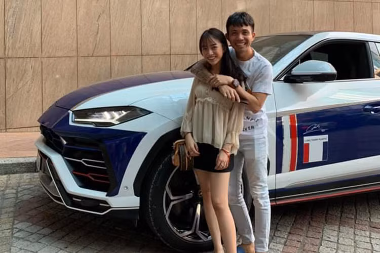 Động cơ kết hợp cùng hộp số tuần tự 7 cấp với ly hợp đơn, nhờ đó, Pagani Huayra của Minh "Nhựa" chỉ mất khoảng 2,8 giây để có thể tăng tốc từ vị trí đứng yên lên 100 km/h trước khi đạt vận tốc tối đa 370 km/h.