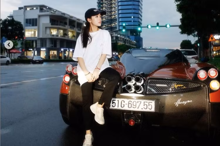 Tuy nhiên, mọi chuyện chỉ được sáng tỏ khi doanh nhân Phạm Trần Nhật Minh chia sẻ về cô gái này chính là con của anh khiến cư dân mạng bị "hố hàng". Trên trang Instagram của mình, cô gái gần như không chia sẻ bất cứ hình ảnh nào liên quan đến người bố nổi tiếng sở hữu nhiều siêu xe đắt đỏ và đồng hồ hàng hiệu.