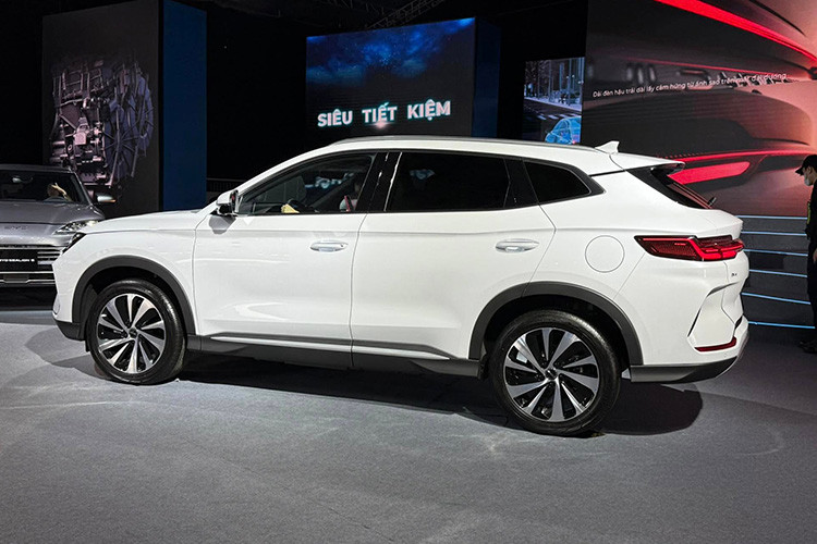 Cụ thể BYD Sealion 6 tại Việt Nam được phân phối với hai phiên bản Dynamic và Premium, tương ứng 839 và 936 triệu đồng. Khách mua đợt đầu được ưu đãi, giá tương ứng còn 799 triệu và 899 triệu đồng. Như vậy, mẫu xe PHEV của BYD có mức bán ra khởi điểm dễ tiếp cận hơn, nhưng sản phẩm của Jaecoo lại "mềm" hơn trên phiên bản cao cấp.