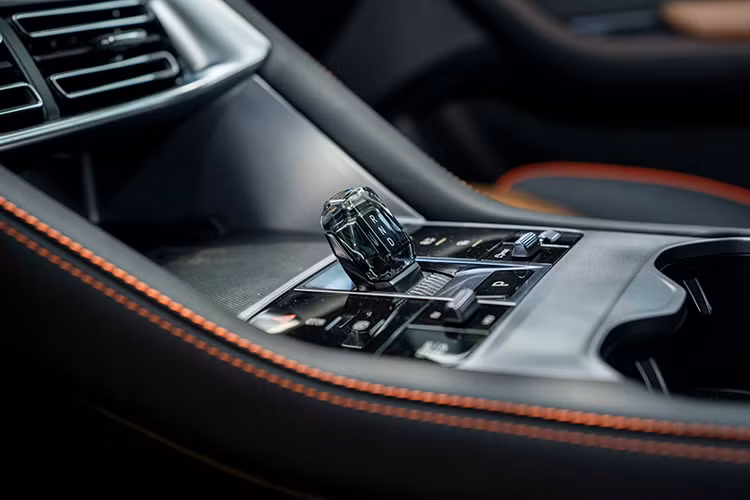 BYD Sealion 6 được trang bị gói an toàn ADAS với nhiều tính năng hiện đại như: Kiểm soát hành trình thích ứng (ACC); Hỗ trợ giữ làn, cảnh báo lệch làn (LDW); Cảnh báo va chạm trước (FCW); Nhận diện biển báo giao thông; Đèn pha thích ứng; Phanh tự động khi lùi...