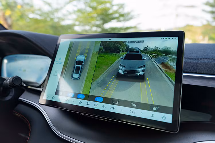 Các trang bị nổi bật gồm hệ thống âm thanh Infinity 10 loa (bản Premium), điều hòa tự động 2 vùng, sạc không dây kép, chìa khóa thông minh, mở khóa bằng NFC hoặc ứng dụng BYD Apps.