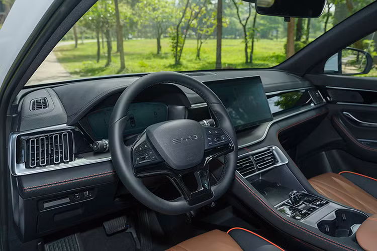 Bên trong khoang cabin của Sealion 6 có cấu hình 5 chỗ ngồi, tương đồng với CR-V. Trung tâm bảng điều khiển là màn hình cảm ứng 15,6 inch, đi kèm màn hình kỹ thuật số 12,3 inch phía sau vô-lăng. Hệ thống giải trí hỗ trợ kết nối không dây Apple CarPlay và Android Auto. 