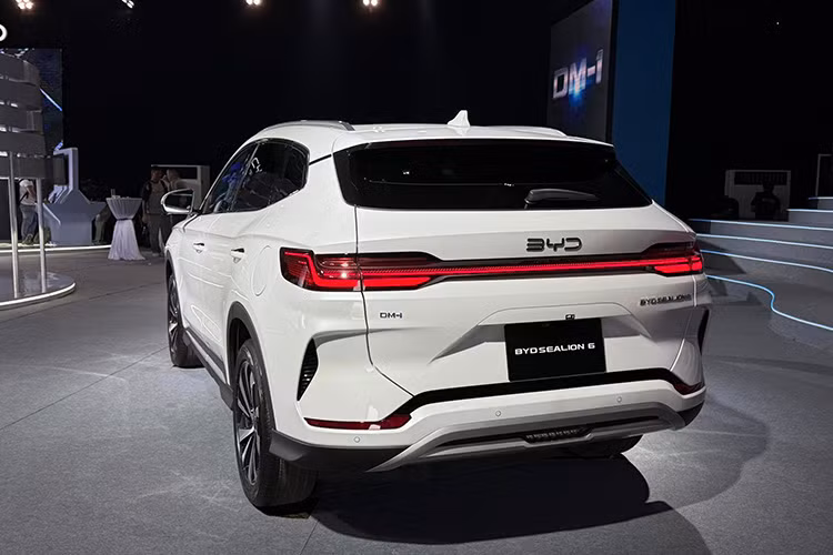 Về BYD Sealion 6 mới tại Việt Nam, xe có kích thước tổng thể 4.775 x 1.890 x 1.670 mm, chiều dài cơ sở đạt 2.765 mm. Phần đầu xe nổi bật với cụm đèn pha LED và lưới tản nhiệt thanh ngang. Đèn hậu dạng LED nối liền mang lại cảm giác liền mạch, hiện đại. Xe được trang bị bộ mâm 19 inch, cửa sổ trời toàn cảnh và cốp sau đóng/mở điện một chạm.