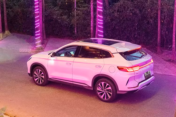 Ngoài ra, xe còn sở hữu loạt trang bị an toàn tiêu chuẩn như hệ thống phanh ABS/EBD/BA, camera 360 độ, cảm biến đỗ xe trước/sau, cảnh báo điểm mù, cảnh báo phương tiện cắt ngang khi lùi, cảnh báo mở cửa và 6 túi khí.