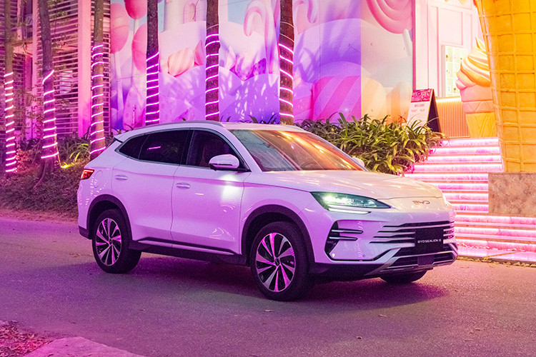 Việc ra mắt Sealion 6 tại Việt Nam cho thấy BYD đang có chiến lược linh hoạt hơn tại thị trường Việt Nam. Trong khi các mẫu xe thuần điện gặp trở ngại về hạ tầng trạm sạc, dòng xe plug-in hybrid như Sealion 6 lại có thể vận hành linh hoạt hơn trong điều kiện đô thị và liên tỉnh, không phụ thuộc quá nhiều vào cơ sở hạ tầng sạc.