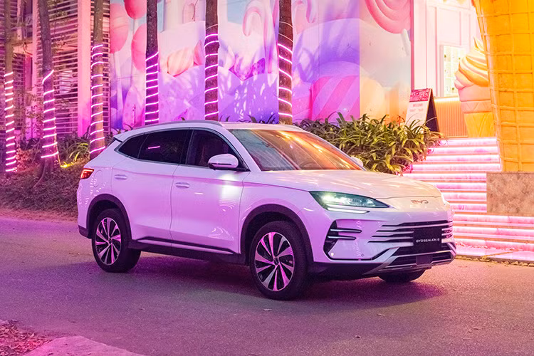 Việc ra mắt Sealion 6 tại Việt Nam cho thấy BYD đang có chiến lược linh hoạt hơn tại thị trường Việt Nam. Trong khi các mẫu xe thuần điện gặp trở ngại về hạ tầng trạm sạc, dòng xe plug-in hybrid như Sealion 6 lại có thể vận hành linh hoạt hơn trong điều kiện đô thị và liên tỉnh, không phụ thuộc quá nhiều vào cơ sở hạ tầng sạc.