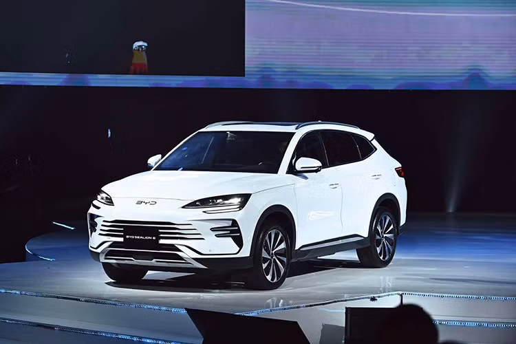  BYD Sealion 6 ra mắt Việt Nam được phân phối với hai phiên bản là Dynamic và Premium, cùng giá bán lần lượt là 839 triệu đồng và 936 triệu đồng. Riêng trong giai đoạn đầu, hãng ưu đãi cho 1.000 khách hàng đầu tiên với mức giá lần lượt là 799 triệu và 899 triệu đồng.