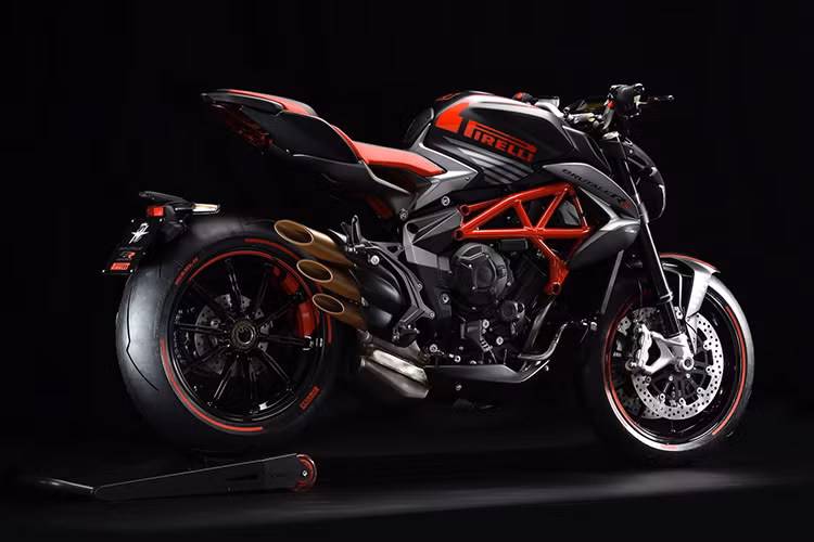 Dưới sự hợp tác giữa hãng xe môtô và nhà sản xuất lốp xe nổi tiếng không kém Pirelli. Dragster 800 RR Pirelli 2019 được bản ra với 3 màu đặc sắc và sở hữu cả bánh căm lẫn mâm hợp kim ở các phiên bản khác nhau.