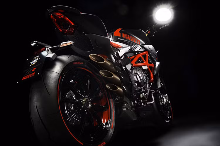 Mẫu xe MV Agusta Dragster 800 RR Pirelli 2019 này được trang bị lốp DIABLO ™ Supercorsa SP, tên thương hiệu Pirelli trên lốp sẽ có màu sắc tương ứng với phiên bản màu của xe. Da bọc yên được thiết kế bởi Castiglioni với điểm nhấn là dòng chữ ký của Pirelli Design.