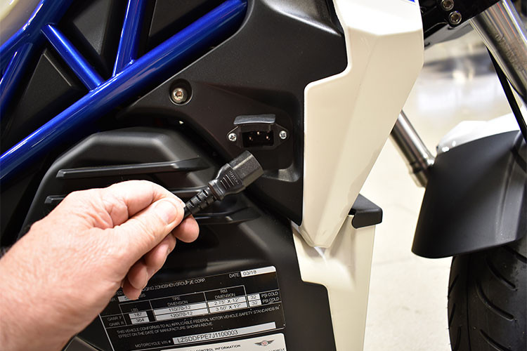 Trong khi với chế độ Power, mẫu môtô điện CSC chỉ có thể hoạt động trong tầm 56 km, bù lại, vận tối tối đa mà xe có thể đạt được 75km/h. Khi cần sạc, người dùng có thể cắm trực tiếp vào ổ điện 110 VAC, thời gian để sạc đầy trong khoảng từ 6 đến 8 tiếng đồng hồ, tùy vào độ cạn của bộ pin.