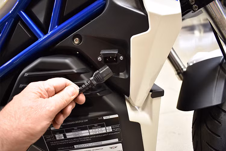 Trong khi với chế độ Power, mẫu môtô điện CSC chỉ có thể hoạt động trong tầm 56 km, bù lại, vận tối tối đa mà xe có thể đạt được 75km/h. Khi cần sạc, người dùng có thể cắm trực tiếp vào ổ điện 110 VAC, thời gian để sạc đầy trong khoảng từ 6 đến 8 tiếng đồng hồ, tùy vào độ cạn của bộ pin.